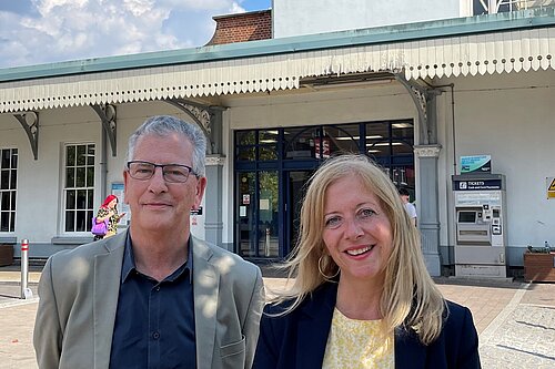 Liz Jarvis and former MP Mike Thornton campaign outside Eastleigh Railway Station
